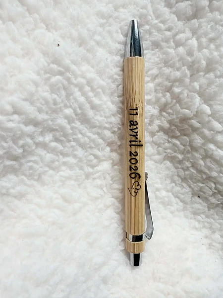 Crayons personnalisés gravés – Cadeau invité mariage, baptême, baby shower