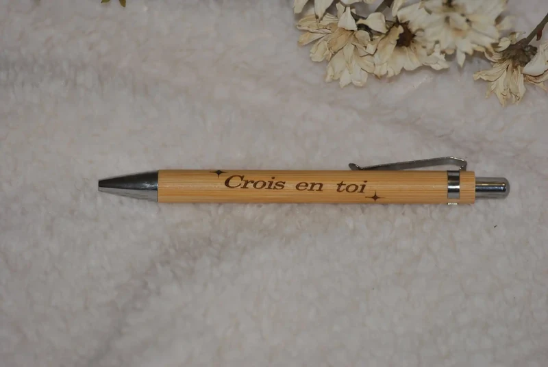 Crayon en bois gravé personnalisé