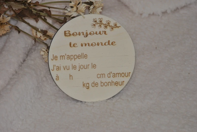 Carte en bois – « Bonjour le monde » à compléter