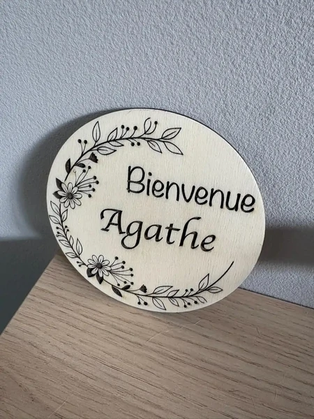 Carte de bienvenue bébé personnalisée en bois – Prénom gravé ou en relief