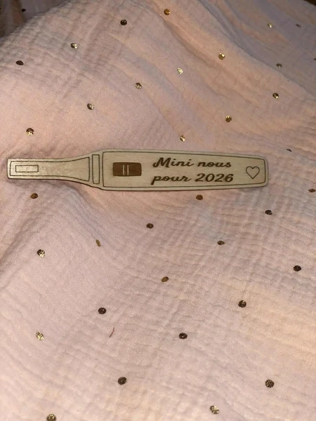 Test de grossesse en bois – « Mini nous pour 2026 »